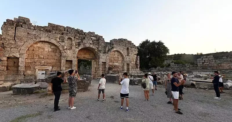 Bakan Ersoy: Antalya da günlük 104 bin yabancı ziyaretçiyle rekor kırıldı