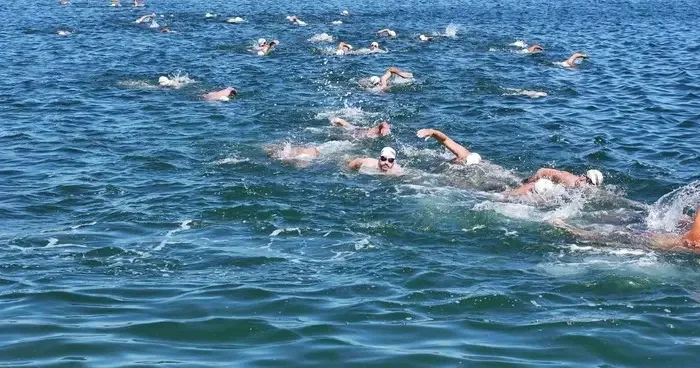 Terme’de açık su yüzme yarışması renkli görüntülere sahne oldu