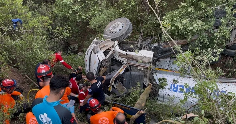 Yangın söndürmeye giden tankerden acı haber! Uçurumdan yuvarlandı, ölü ve yaralılar var