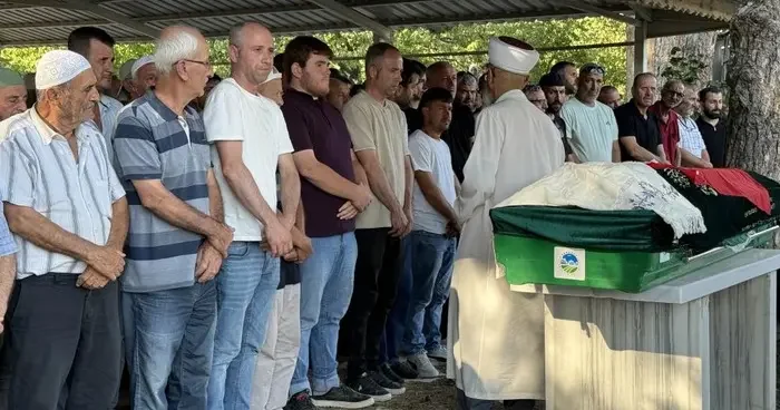 Bıçaklanarak öldürülen 21 yaşındaki genç memleketi Sakarya’da defnedildi