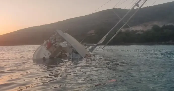 Bodrum da kayalıklara çarptıktan sonra yan yatan teknedeki 5 kişi kurtarıldı