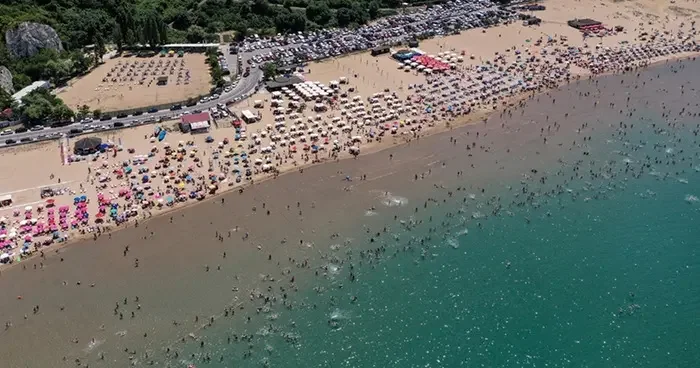 Aşırı dalgalar sonrası harekete geçildi! Şile de iki plaj dışında denize girmek yasaklandı
