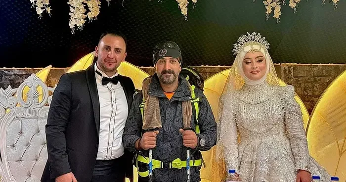 Ağrı Dağı nın zirvesinden indi, dağcı kıyafetiyle düğüne katıldı