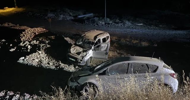 Elazığ da hafif ticari araç ile otomobilin çarpışması sonucu 9 kişi yaralandı Elazığ Haberleri