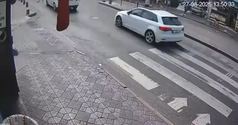 Beyoğlu nda karşıya geçen dede ve torununa otomobil çarptı