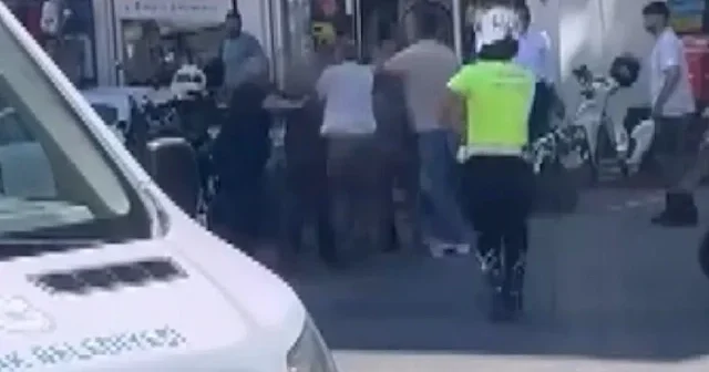 İzmir de trafik denetimi sırasında polise saldıran şahıslar kamerada VİDEO İZLE