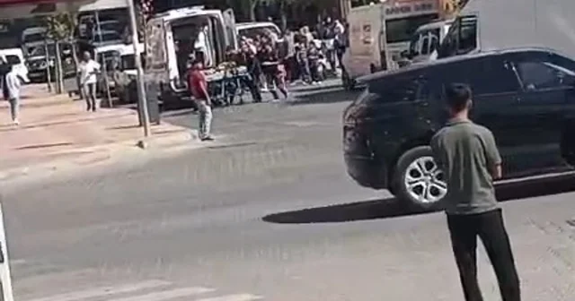 Yolun karşısına geçerken hafif ticari aracın çarptığı 2 çocuk yaralandı Siirt Haberleri