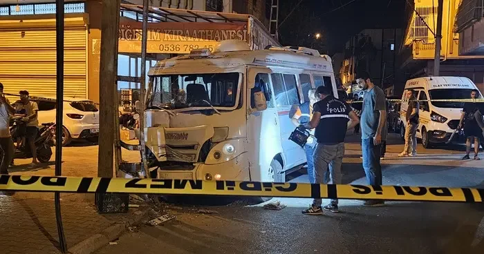 Adana da seyir halindeki dolmuşa silahlı saldırı! Kurşunların hedefi olan sürücü hayatını kaybetti