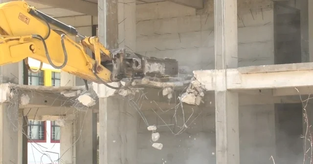 Karot beton dayanımının yetersiz olduğunu öğrenen müteahhit, 5 katı tamamlanan binayı yıktırdı Şanlıurfa Haberleri