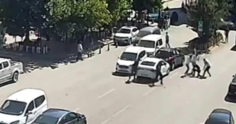 Kombi tartışmasında ortalık karıştı: Kiracıyı cadde ortasında sopalarla dövdüler