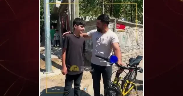 Çöpten servet bulan çocuğa bisiklet hediye edildi