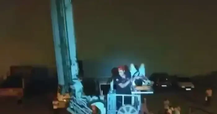 Balkondan düşen çocuk iş yeri çatısında mahsur kaldı