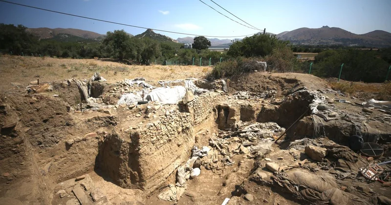 Çanakkale de 8 bin 800 yıllık 5 mimari yapı gün yüzüne çıkarıldı