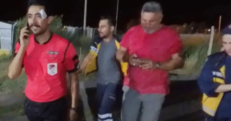 Futbolcu kırmızı kart gösteren hakemi yumrukladı