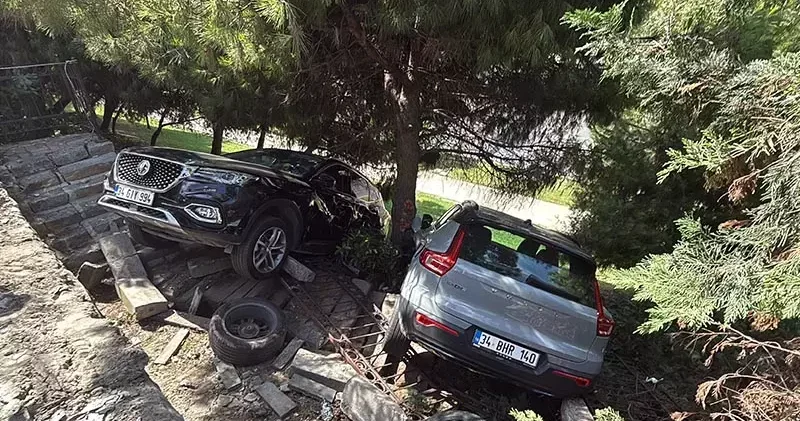 Şişli’de sürücüsünün fren yerine gaza bastığı öne sürülen cip ağaçlık alana düştü