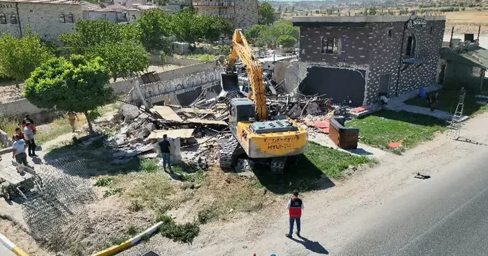Türkiye nin önemli turizm merkezinde kaçak yapılan otel ile restoran yıkıldı! Hiçbir yapıya göz yummayacağız