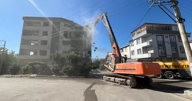 Kocaeli de Marmara Depremi nde hasar gören bina yıkılıyor Kocaeli Haberleri
