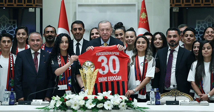 Cumhurbaşkanı Erdoğan, Yüksekovaspor Kadın Futbol Takımı nı kabul etti