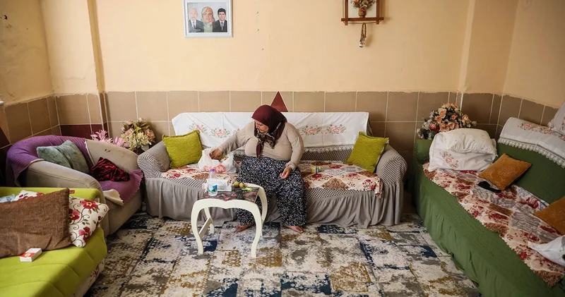 Fahiş kiralara gücü yetmeyen yaşlı kadın, kentsel dönüşüm nedeniyle yıkılacak olan binada bir başına kaldı