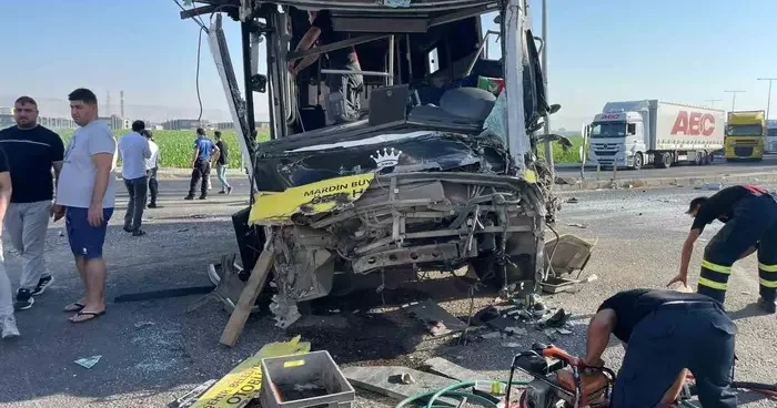 Mardin’de feci kaza! Halk otobüsü ile tır çarpıştı: Çok sayıda yaralı var