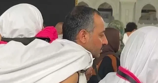 Kâbe’de duygulandıran anlar: Annesini sırtına alarak tavaf etti VİDEO İZLE