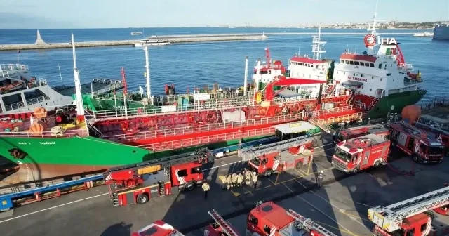 Haydarpaşa Limanı nda demirli gemide yangın: Bir çalışan yaralandı gemide yan yatma riski oluştu VİDEO İZLE