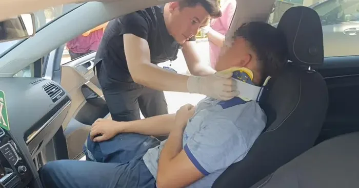 İlk tedavisi çarpıştığı otomobilde yapıldı
