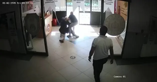 Aldığı cevabı beğenmeyen veli dehşet saçtı! Okuldaki korkunç anlar kamerada