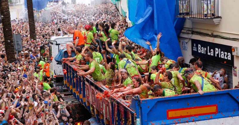 İspanya da La Tomatina festivali: Binlerce kişi 120 ton domatesi birbirine attı Dış Haberler
