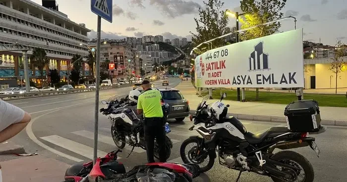 Motosiklet trafik levhasına çarptı: 1 i ağır 2 yaralı