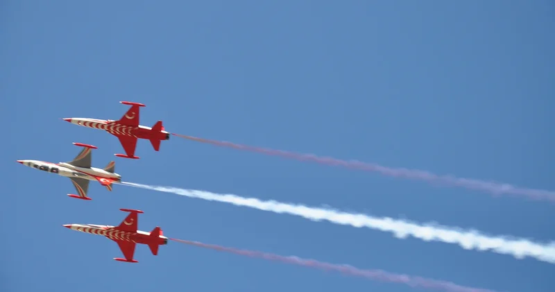 Türk Yıldızları ndan Konya da Büyük Taarruz gösterisi