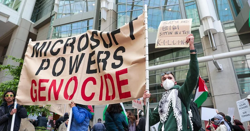 Microsoft un genel merkezinde toplanan göstericiler, şirketin İsrail ordusuyla iş birliğini protesto etti