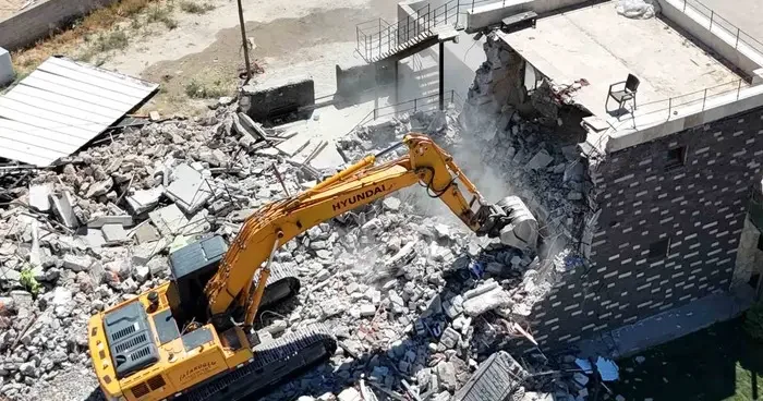 İş yerinin yıkılmasını gözyaşlarıyla izledi