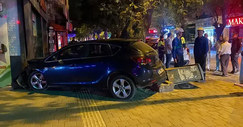Otomobil park halindeki motosiklete ve elektrik panosuna çarptı: 2 yaralı