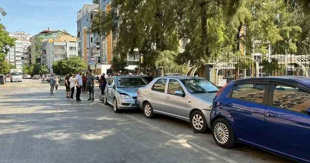 Servisten yeni çıkan otomobilini park ederken, 5 otomobile çarptı Aydın Haberleri