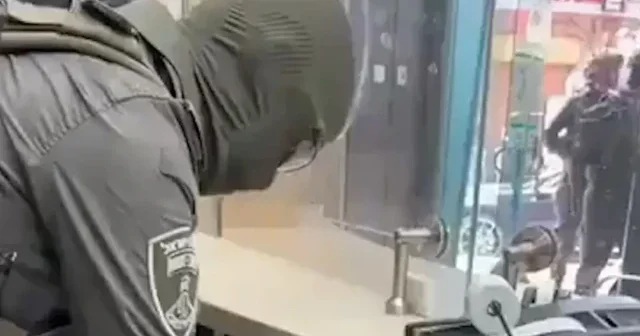 İşgalci İsrail askerleri Batı Şeria da döviz bürosu soydu VİDEO İZLE