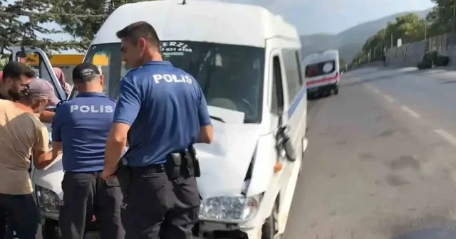 Kontrolden çıkan servis ağaca çarptı: Sekiz yaralı Manisa Haberleri