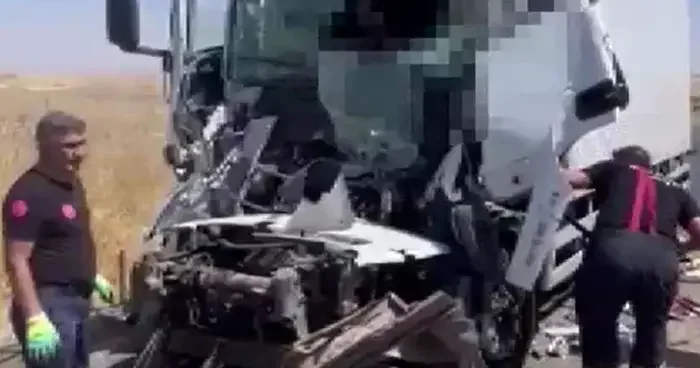Kamyona arkadan çarpan TIR ın şoförü öldü