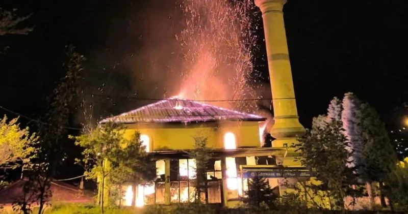 Ordu da cami gece yarısı alevlere teslim oldu