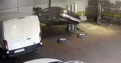 Arnavutköy de otomobil liftten düştü; tamirci son anda kurtuldu