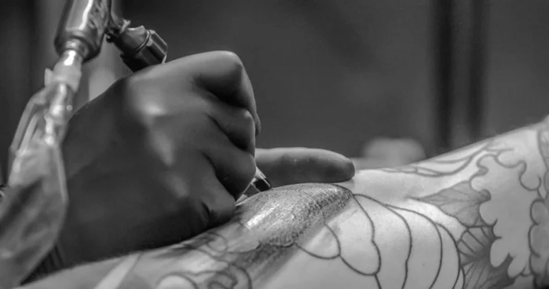 Dövme ve estetikte ucuzun bedeli ağır olabilir! Dermatoloji profesörü açık açık uyardı