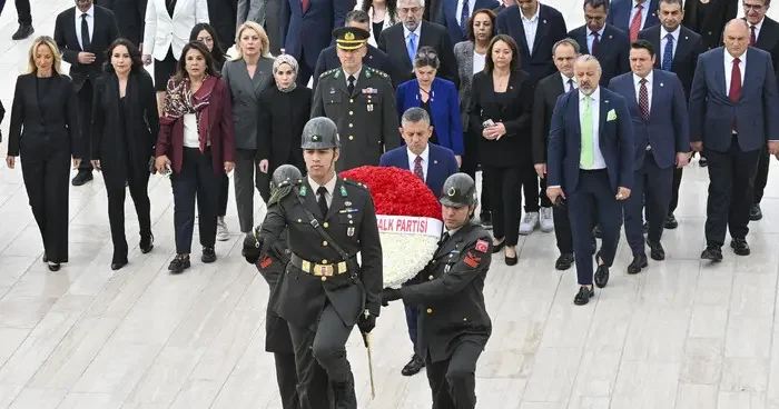 Özgür Özel yeni PM ve YDK üyeleriyle Anıtkabir de!
