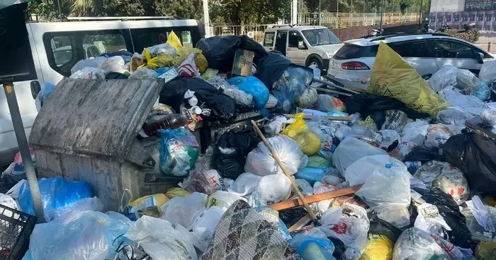 Karşıyaka da eylem bitti; çöpler bugün de toplanmadı