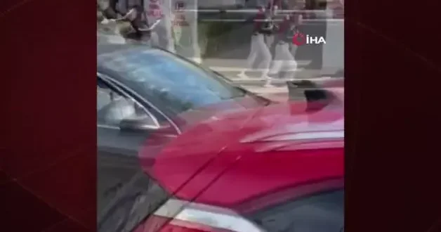 Samsun da gençlerin tekme ve yumruklu kavgası kamerada