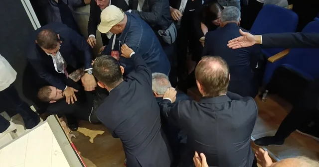 Kocaeli de CHP ilçe kongresinde partililer kavga etti Kocaeli Haberleri