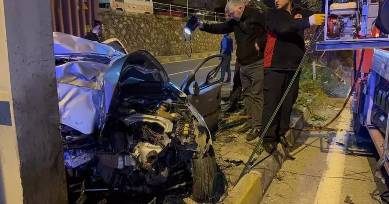 Üst geçidin ayağına çarpan otomobil hurda yığınına döndü: 2 ölü