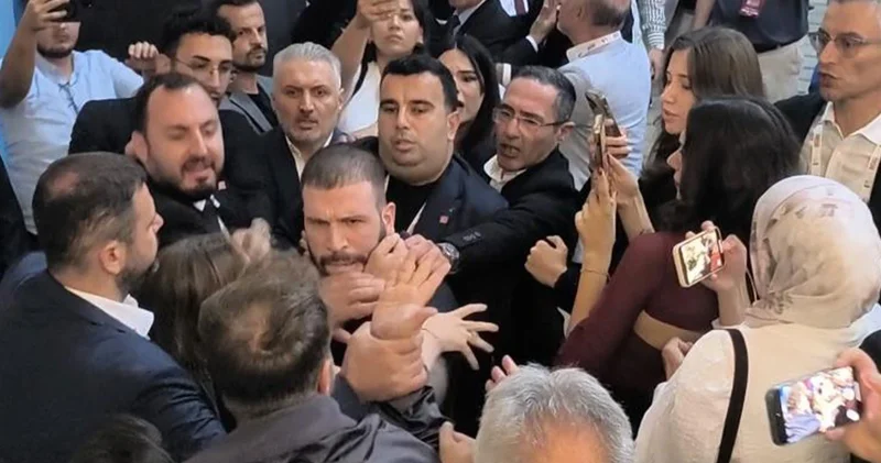 CHP kongresinde tekme ve tokatlar havada uçuştu