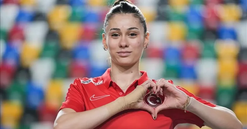 Milli sporcu hem dünya rekorı kırdı hem altın madalya kazandı