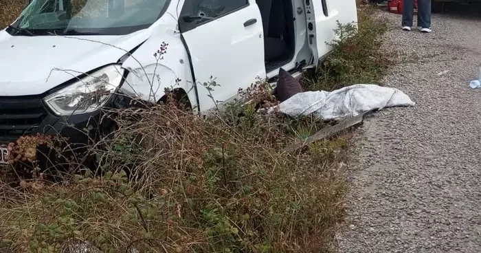 Türkeli de otomobil istinat duvarına çarptı: 3 yaralı