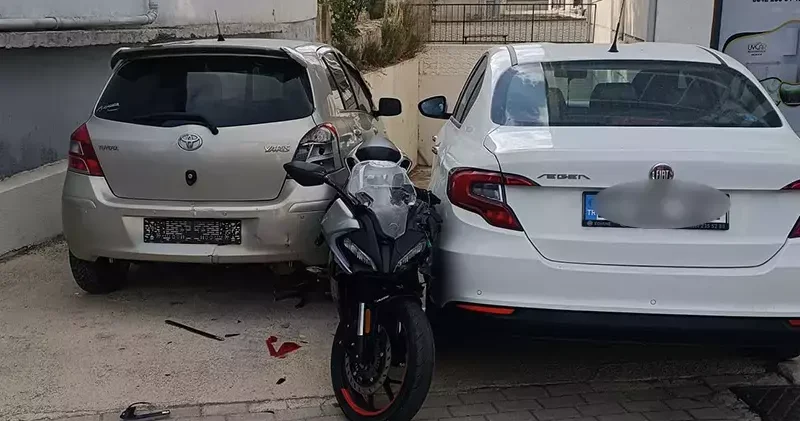 Motosiklet, otomobile çarpıp başka aracın üzerine düştü; 1 yaralı